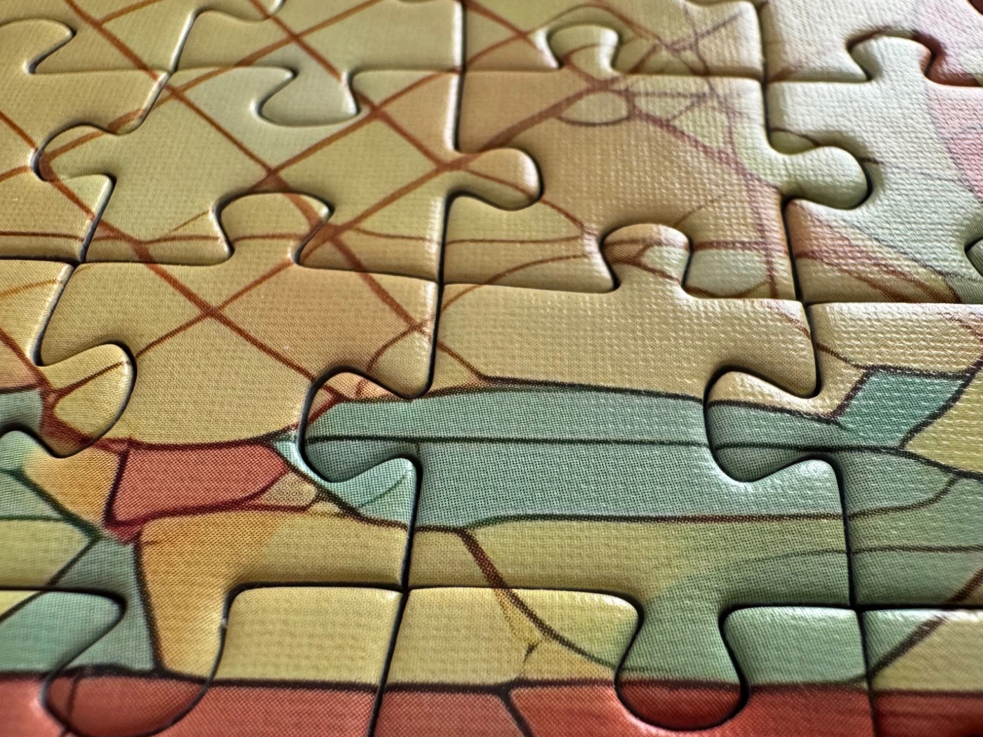 Echter Makroausschnitt der geprägten, farbig bedruckten Puzzleoberfläche, Edition 2025