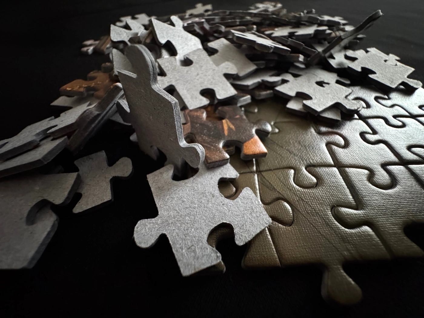 Originalaufnahme IMG_4798: Puzzleteile, Papierprägung und Schnittkonturen